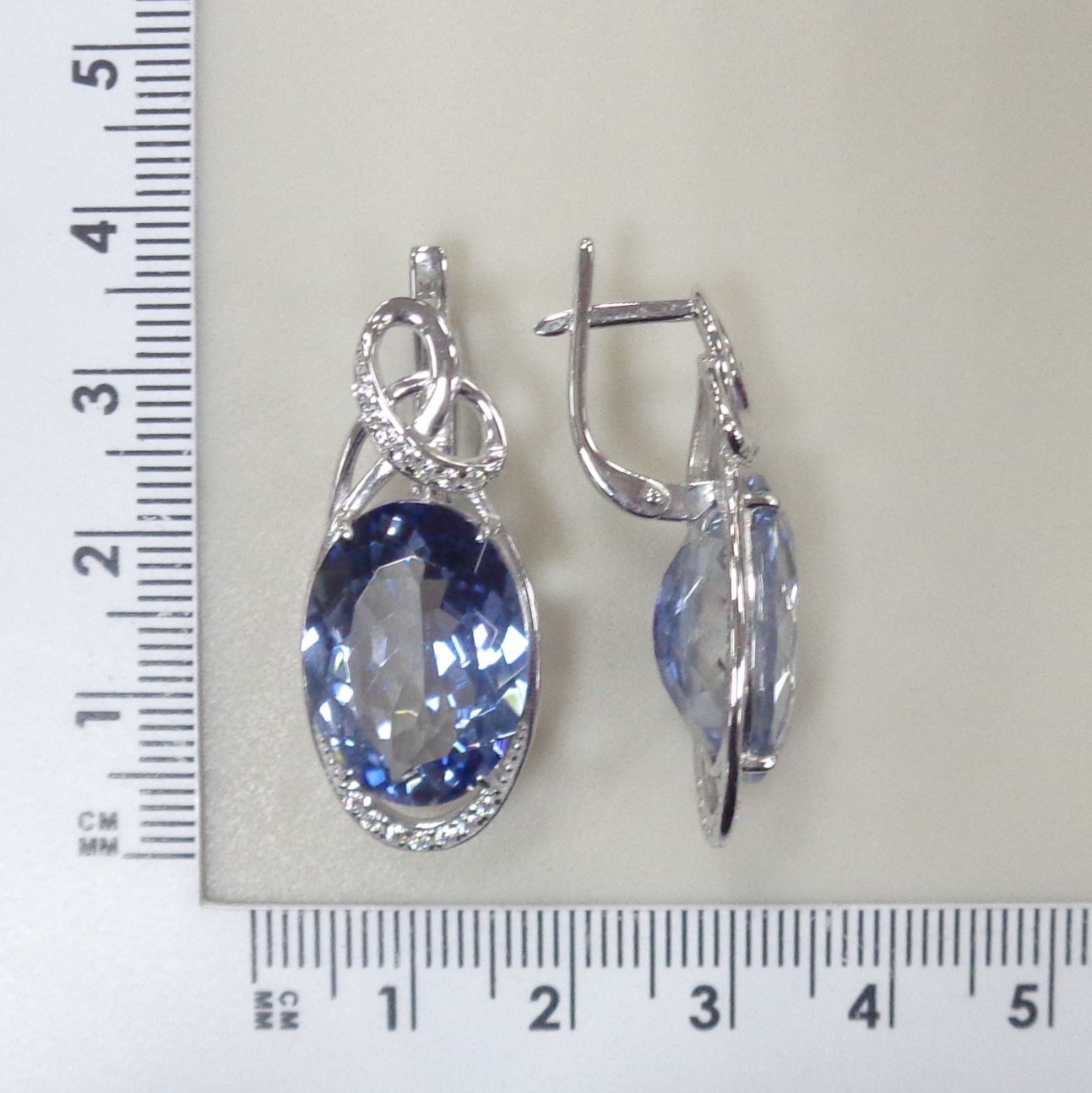 Серебряные серьги с синим горным хрусталем